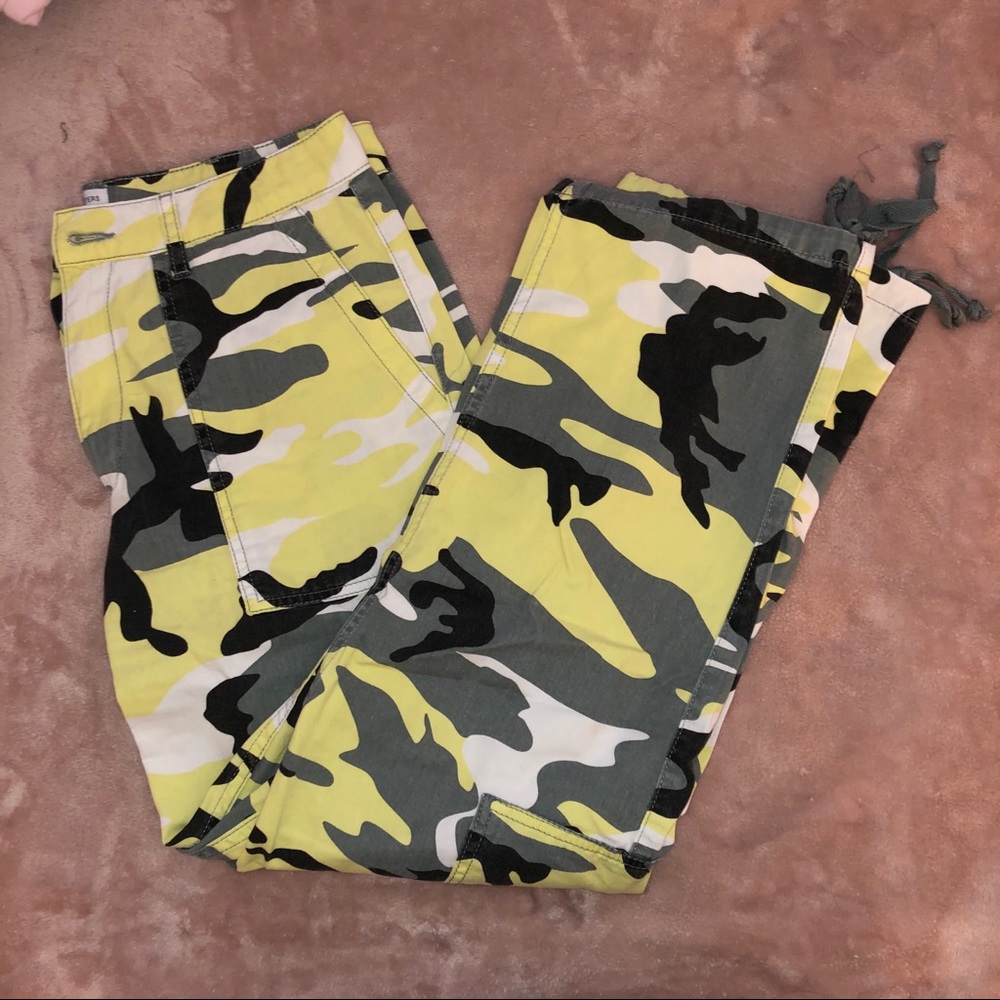 *SOLD* Urban Outfitters Authentic Camo Cargo Pants - Picture 3 of 4